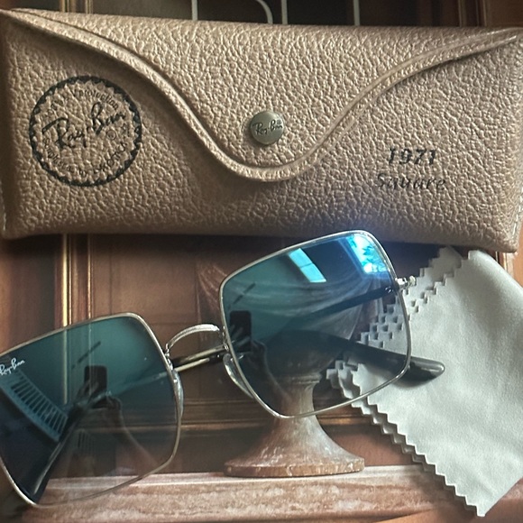 Ray-Ban Accessories - SQUARE 1971 Classic Ray Ban Sunglasses.